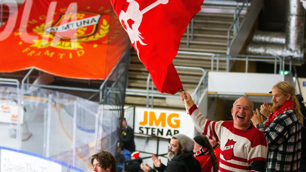 Almtunasupportrar med Marcus Wallon i spetsen. Här efter det första målet hemma mot Troja i september 2021. Det återstår att se om "hemmastå" blir fullt när Brynäs kommer till Uppsala på fredag.