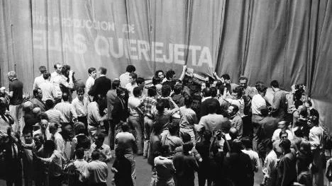 Demonstranter ockuperar festivalbiografen i Cannes den 18 maj 1968. Filmen "Peppermint frappé" av Carlos Saura och med Geraldine Chaplin stoppas. I år, 40 år senare, ska filmen äntligen visas i Cannes.