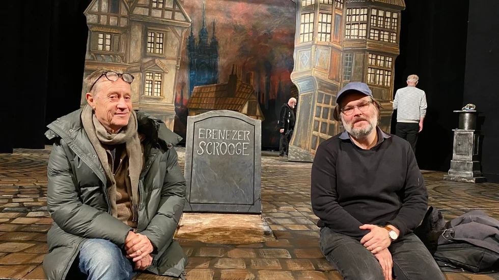 Regissören Johan Huldt och Peter Jansson som spelar Scrooge i Östgötateaterns uppsättning av Dickens klassiska berättelse "En julsaga". Nypremiär är det den 25 november på Stora teatern i Norrköping. Familjeföreställningen har tidigare spelats i Linköping.
