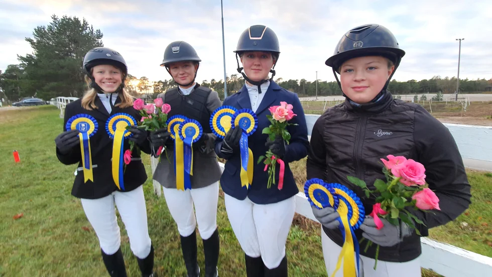 Tyra Enström, Saga Lindberg, Lea Farnelid och Signe Jacobsson i Wisby ridklubbs vinnarlag.
