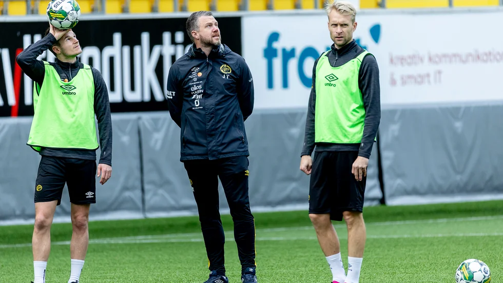 Elfsborgs Jens Jakob Thomasen, tränare Jimmy Thelin och Johan Larsson under en träning på Borås arena inför den allsvenska seriefinalen på söndag.