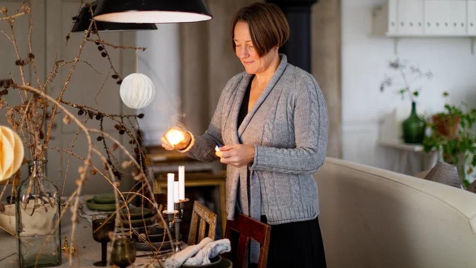 Novent är en sammanslagning av november och advent som ska ta oss igenom mörkret den här månaden. Mari Magnusson tänder många ljus under novent.