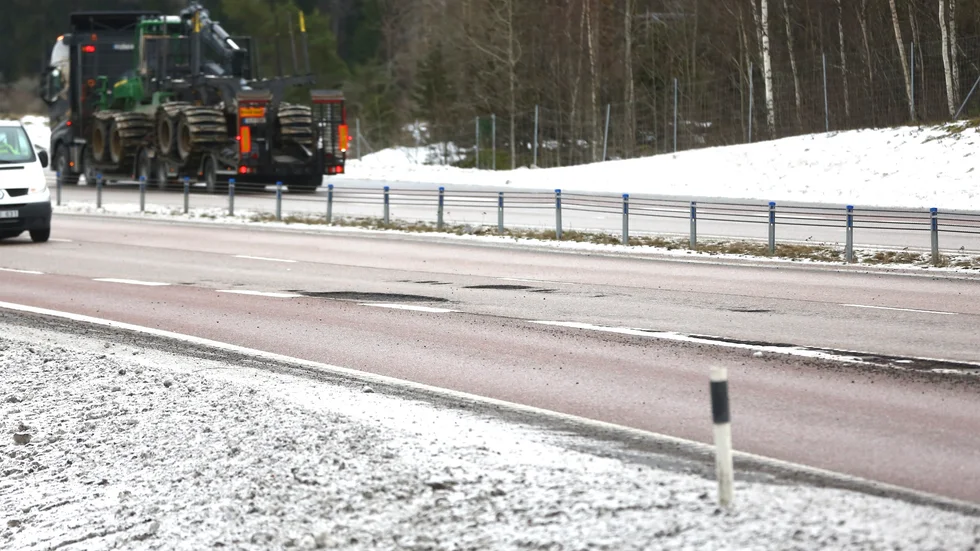 "Vi har uppenbarligen haft tidigare svängningar i vädret än normalt. Hålen brukar komma i mars, nu fick vi in anmälningar redan i januari. Potthål är ett mycket större problem i år än tidigare år", förklarar Katarina Wolffram, presskommunikatör på Trafikverket.
