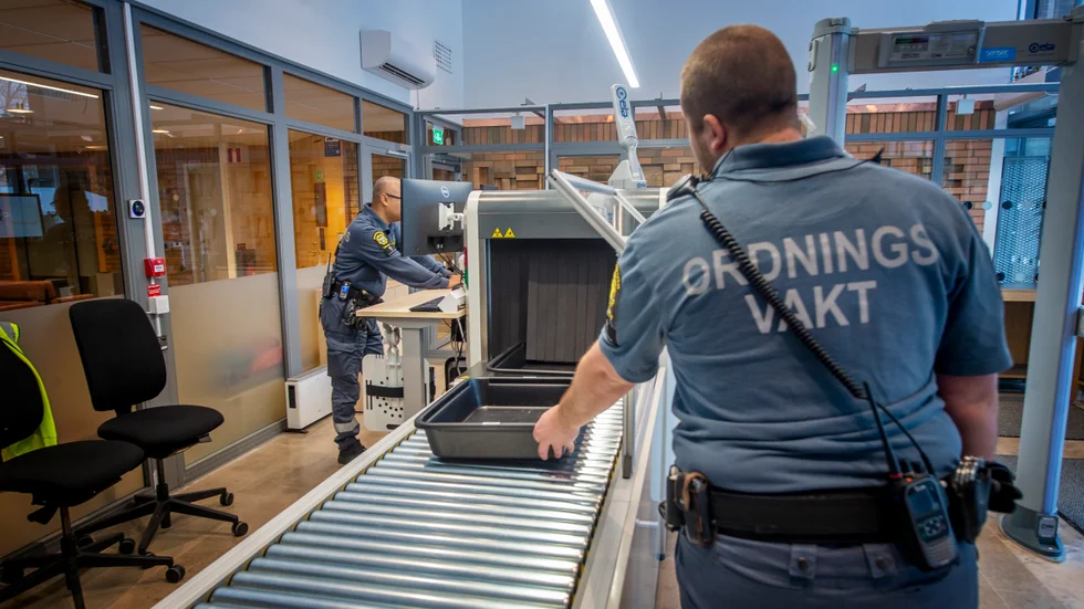 Nyköpings tingsrätt har uppgraderat säkerheten. Sedan i fredags körs besökarnas väskor genom en röntgenmaskin, likadan som den som finns på flygplatserna.