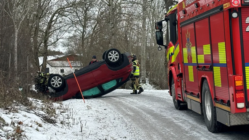En bil har hamnat på taket efter en trafikolycka.