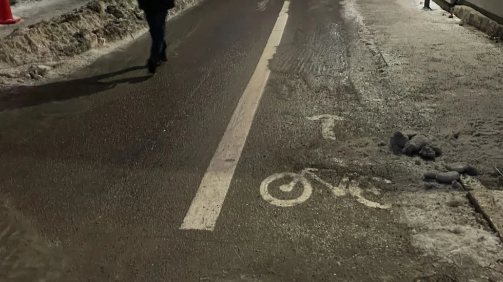På sopsaltade banor syns vägmarkeringarna. 