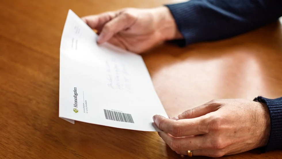 Brev från Kronofogden är ett tungt besked för många. Utöver skulder man inte kan betala innebär det att man får svårt att hyra en lägenhet och att ta lån. "Det drabbar också den som behöver få betalt för en vara eller en tjänst" säger Tina Häggström på Kronofogden.