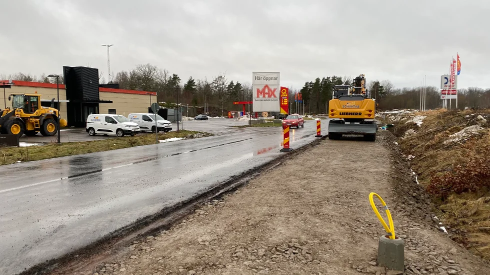 Längs Liljekonvaljvägen som går förbi OKQ8 och snabbmatsställena vid Östgötaporten byggs just nu en cykel- och gångväg för de oskyddade trafikanterna.