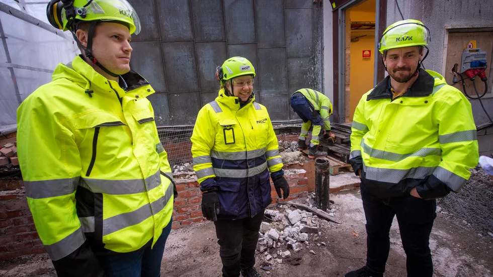 Johan Carlsson, projektledare K-Konsult, Linnéa Blomberg, platschef NCC, och Mathias Hjelte, förvaltare Region Sörmland, på byggarbetsplatsen högst upp på Nyköpings lasarett.