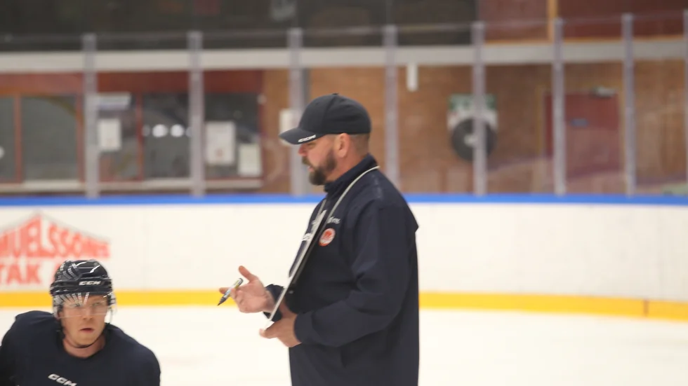 Nichlas Falk instruerar spelarna inför fredagens match mot Vimmerby.