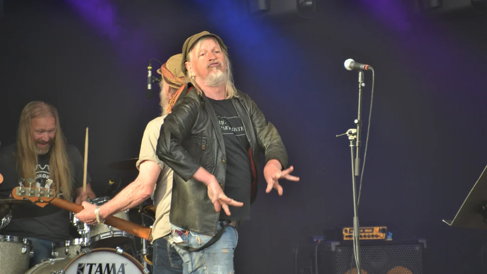 Stefan Sundström och bandet Sista Jäntan inledde Stallarholmens Visdagar i fredags med en rockkonsert som inte gick av för hackor.