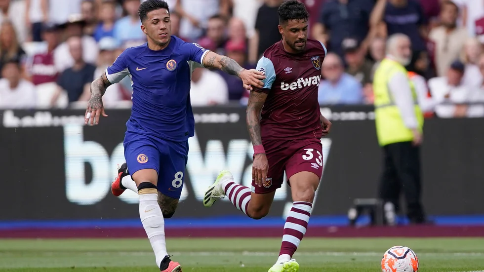 På efterkälken. Chelseas Enzo Fernandez försöker nå i kapp West Hams Emerson Palmieri i Londonderbyt.