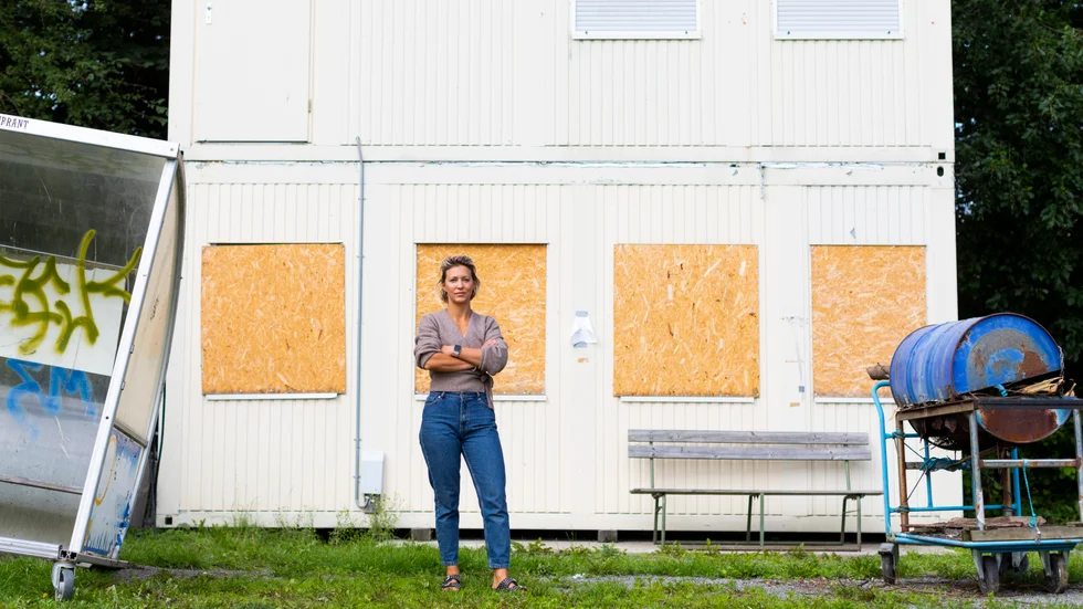 Anna Nylund, kassör i ERKs ungdomssektion, står utanför rugbyklubbens kiosk. "Framför allt blir man ledsen".