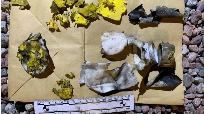 Efter explosionen hittades rester av burkar som tros ha innehållit laddningen. Nu frias en man som åtalades för sprängningen. 
