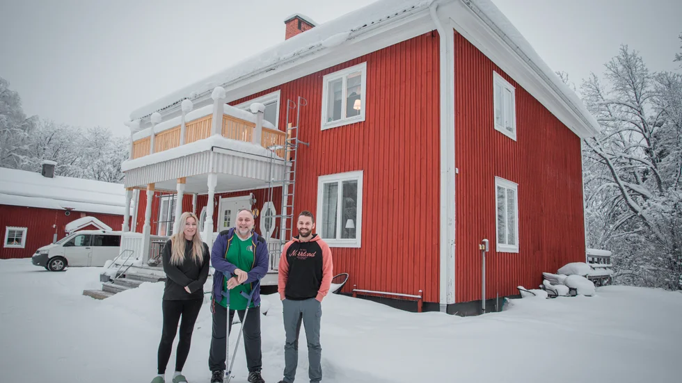 Caroline Bergkvist, Lars Mikkelsson och Joar Mikkelsson har tagit över tyglarna till ett vandrarhem. Det var deras drag för att bryta vardagen på sina gamla jobb, och testa något nytt.