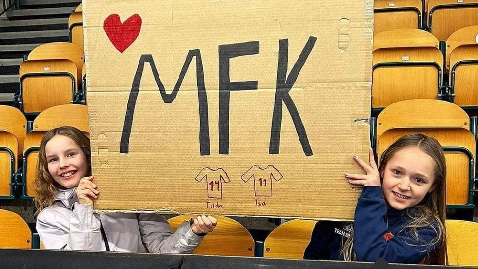 Flickspelarna Eda Hellstrand och Ida Pettersson hejade fram MFK:s damlag i vintras, särskilt favoriterna Isa Lindman och Tilda Gustafsson. Nu får flicklaget spela i samma färger som sina idoler i MFK.