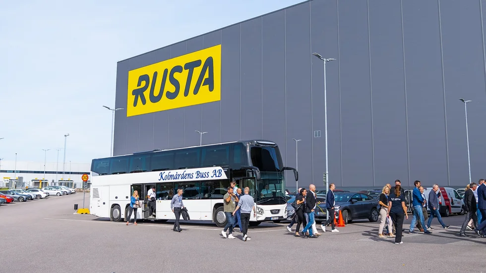 Rusta visade upp sitt lager för en busslast gäster ute på logistiksafari.