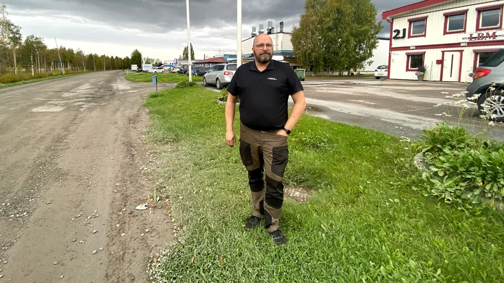 Hantverksvägen har hamnat i en långbänk. Peter Hietala, vd och ägare av företaget LBM, vill se snara underhållsåtgärder av kommunen.