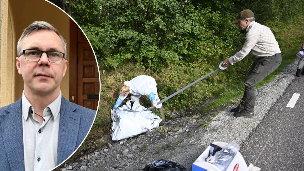 Erik Ågren, biträdande statsveterinär SVA och  Emil Wikström-Lassa, doktorand SVA, tar prover från ett vildsvinskadaver som påträffas utanför Fagersta i fredags. Johan Söderberg till vänster är kommunstyrelsens ordförande i Katrineholm.  