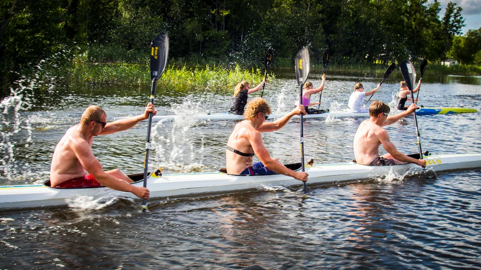 När killarna paddlar som fortast, går det uppemot 20 kilometer i timmen. 