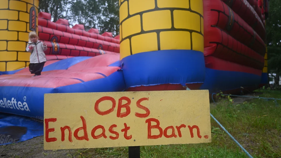 Meja, 3 år, har rätt ålder inne för att hoppa.