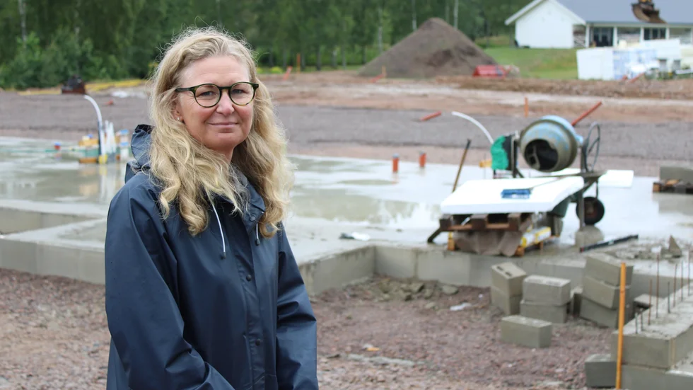 Cecilia Bergman Gustafsson från Vimmerby Mässhallar berättar om bygget. Det som växer fram är ett LSS-boende och två lägenhetshus med fem treor i varje. "Det finns en lägenhetsbrist i Vimmerby och särskilt på lägenheter i den här storleken där det finns två separata sovrum.", säger hon.