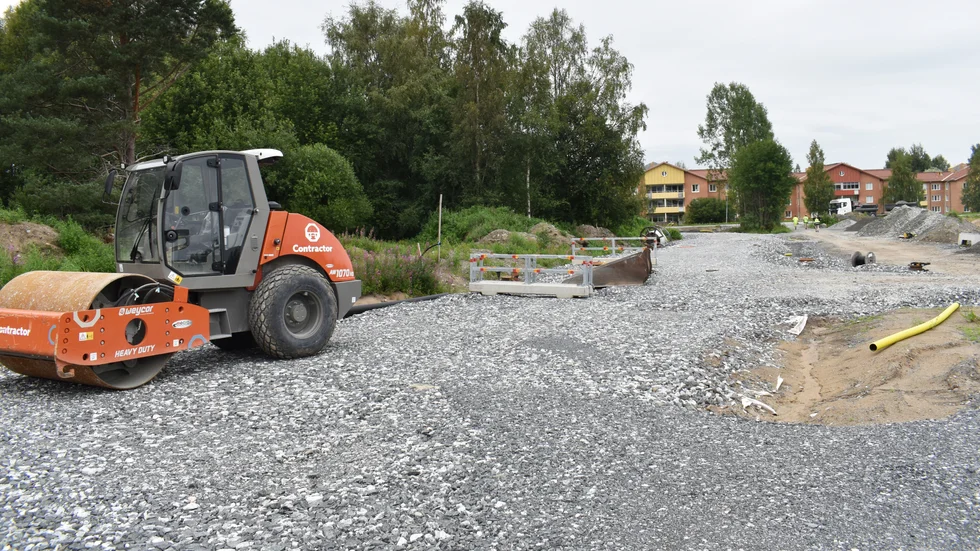 Här byggs infartsgatan till det nya området. I slyet till vänster skulle Ekeblads ha gjort en större grup radhus. Till höger om gatan ligger Skebos tomt. 