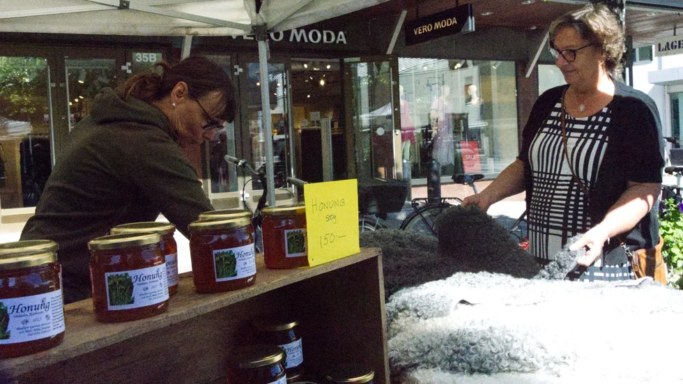 Anna Lundberg och Pia Wendelin står vid Slumpens skördar, som säljer lokalproducerade produkter från dess bin och får i Råneå. 