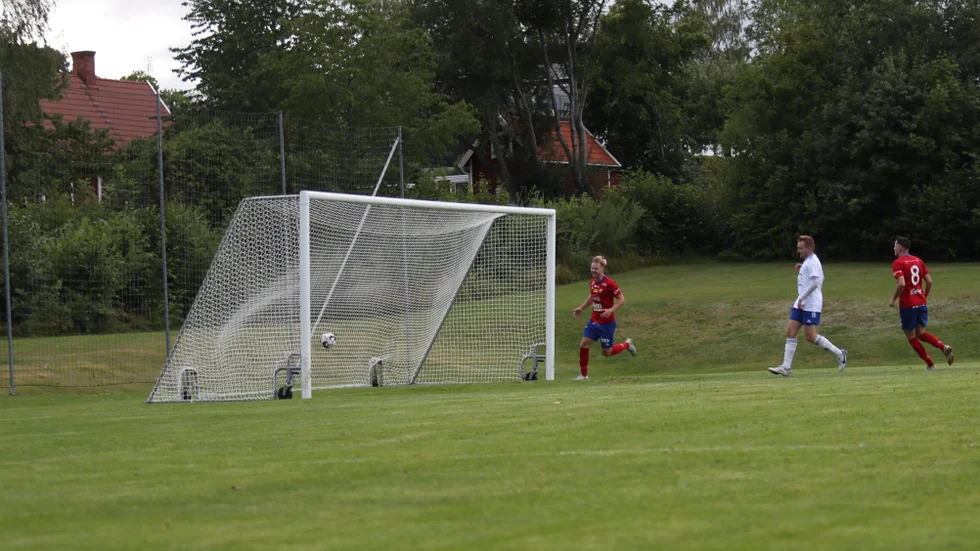 Nils Bentzer har precis gett Renato Rako öppet mål för 1-0 Boren. Kumla vände dock och vann träningsmatchen med 2-1.