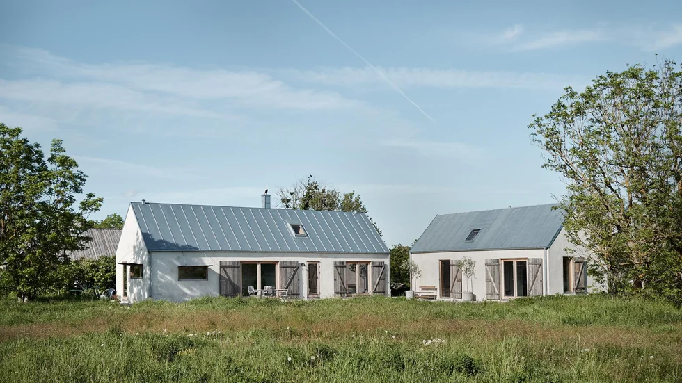 Till salu just nu. Intresset är stort för det här huset i Hejnum. Utgångspriset 3,8 miljoner kronor är passerat. Högsta bud just nu är 4,25 miljoner kronor. Beräknad månadskostnad enligt Svensk Fastighetsförmedling: cirka 18 000 kronor.