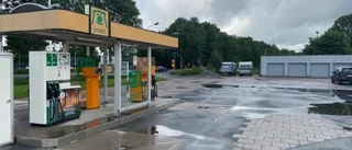 Mysteriet: Bilarna stannade efter tankning – macken håller stängt