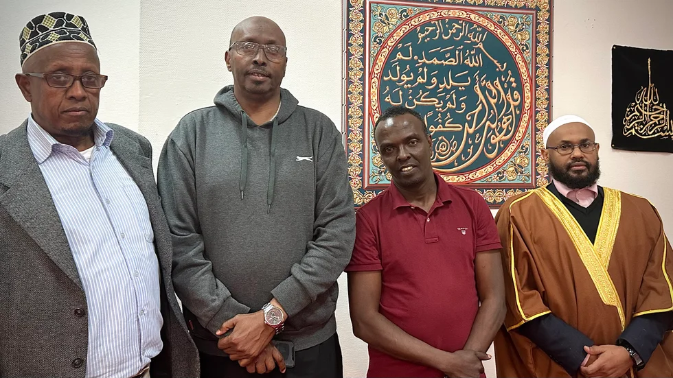 Ledamot Bashir Omar, föreningsmedlem Ali Beyle, ordförande Mohamud Abukar Ali och Abdihakim Mohamed, imam i Enköping moské.