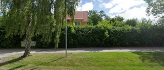 Nya ägare till villa från 1926 i Gimo - prislappen: 1 995 000 kronor
