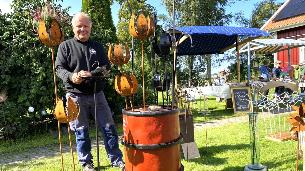 Östgötadagarna betyder mycket, säger smeden Stefan Hagdahl som tycker att det är det roligaste som händer under hösten. Det här året hade han bjudit in flera utställare i sin smedja och i trädgården.