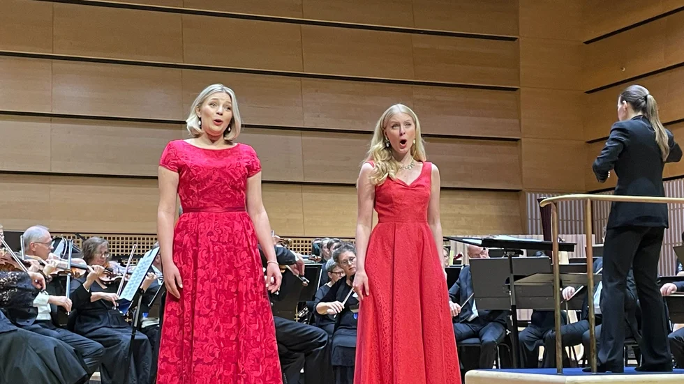  
Mezzosopranen Revbecka Wallroth har djupet och Minna Tägil den spralliga lekfullheten, tillsammans förde de publiken till mystiska höjder när de sjöng  "Blomsterduetten" ur Delibes “Lakmé” (1883) tillsammans. 