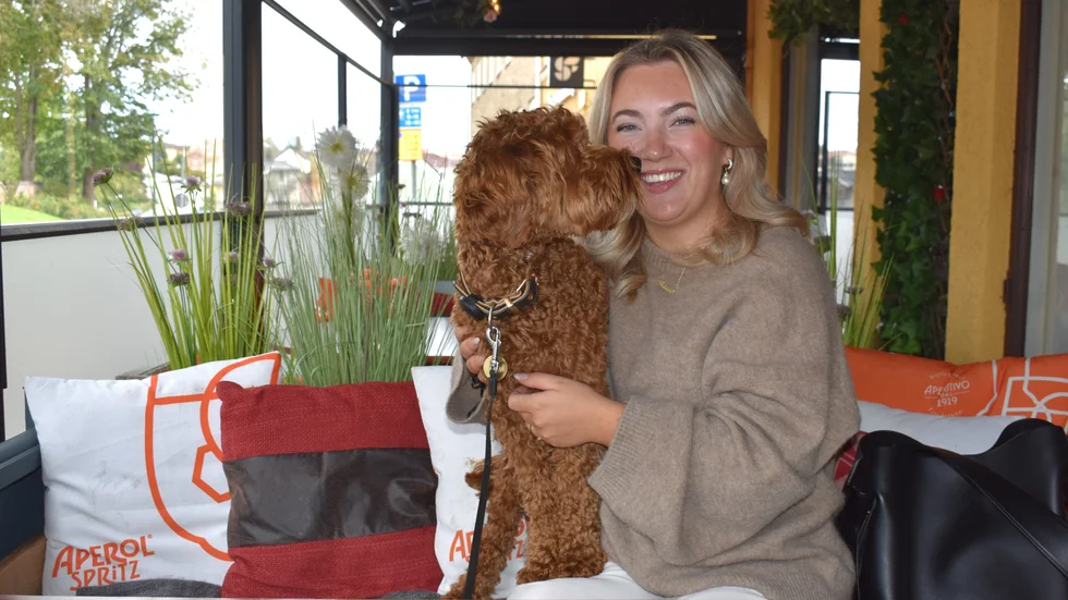 Hunden Bobo är en rutinerad restaurangbesökare, bland annat här på Guldkant, tillsammans med matte Felicia Stridell. "Ett sätt att göra restaurangerna ännu mer hundvänliga vore att reservera vissa bord för sällskap som har hund med sig", säger hon. 