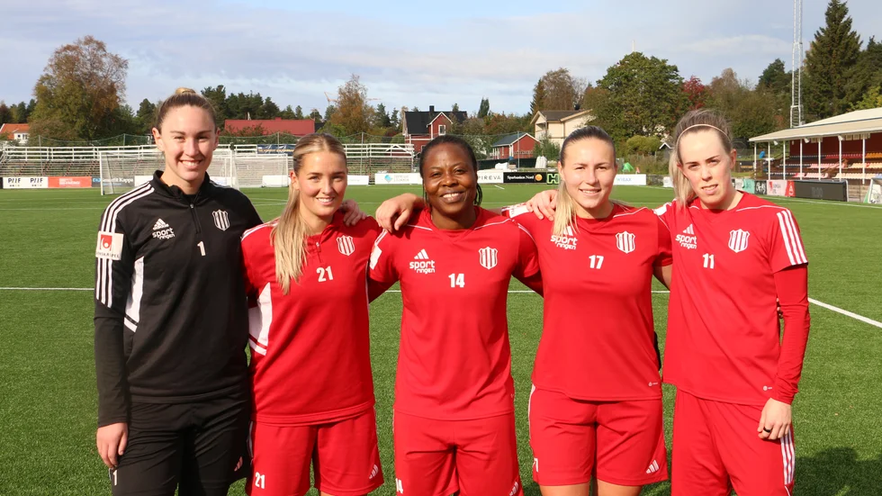 Fem av de sex guldtjejer från 2018 som är kvar i Piteå. Moa Öhman, Ronja Aronsson, Faith Ikidi Michael, Selina Henriksson och Cecilia Edlund. Ellen Löfqvist är guldtjejen som saknas på bilden.