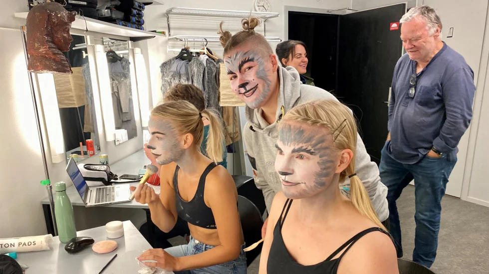Gråvargarna Felicia Sandblad, Linda Karlsson och Jennie Schröder möttes på Eskilstuna dansakademi. Dess konstnärliga ledare Hanna Luhanko Ehrlund är föreställningens koreograf. I bakgrunden ses regissören Pelle Wistén.