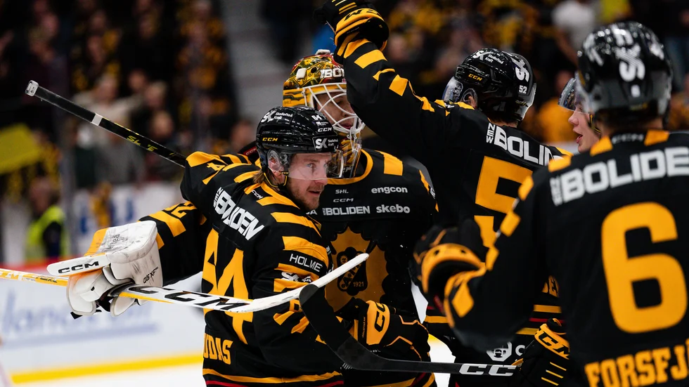 Skellefteå AIK firar efter straffavgörandet.