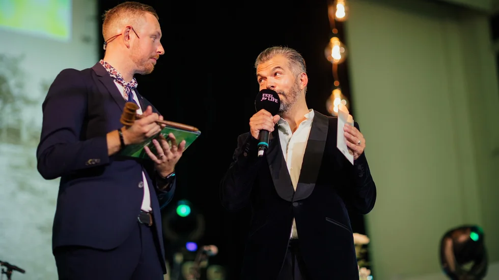 Konferencier Felix Andersson intervjuar Martin Roos vars Kent-samling inbringade 50 000 kronor till Barncancerfonden.   
