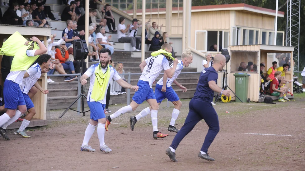 Vild glädje på IFK Nyköpings bänk precis efter slutsignalen. Segern över Enhörna satt långt inne. Men det blev de tre poäng som behövdes för att seriesegern skulle vara klar.