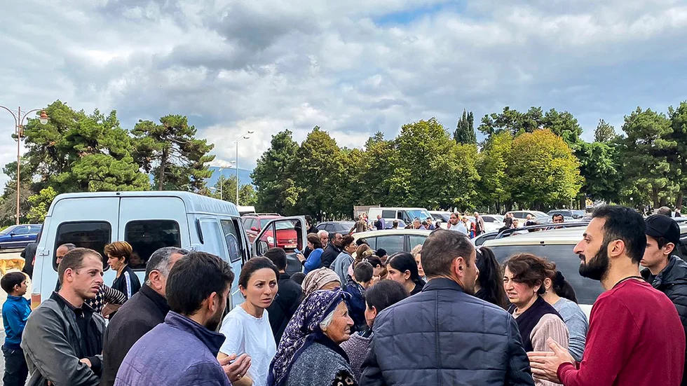 Oroliga invånare nära Stepanakert i torsdags.