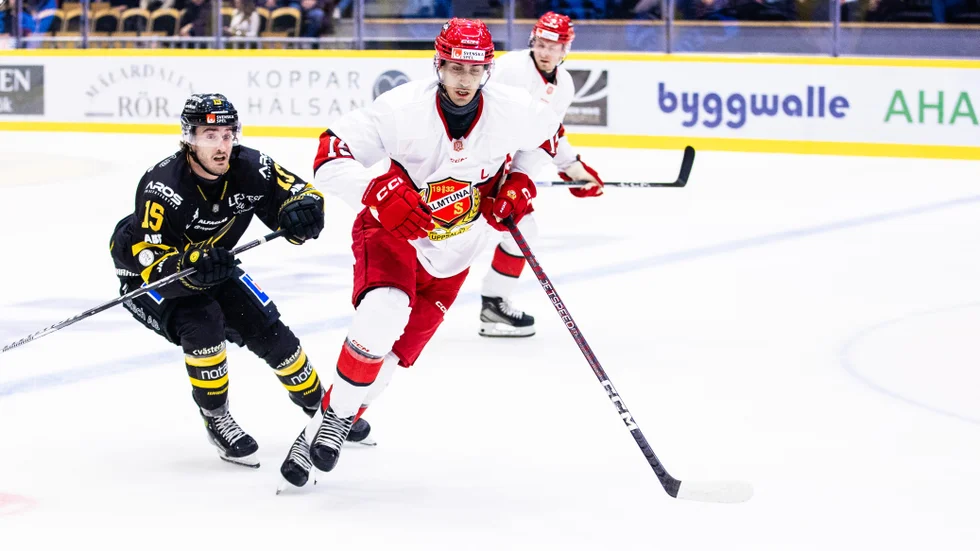 Almtunas Marcus Karlström (t h) under hockeyallsvenskans premiär mot Västerås.