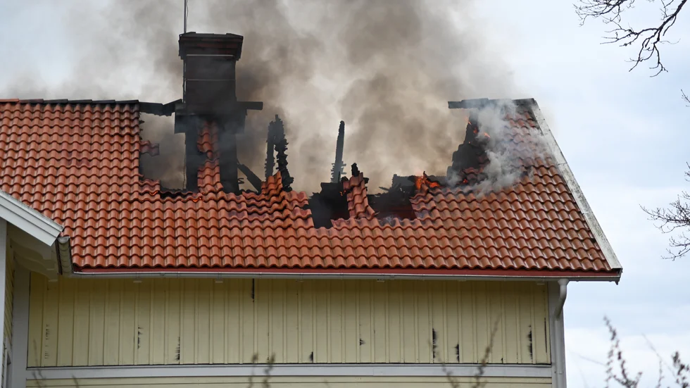 Branden orsakade omfattande materiella skador.