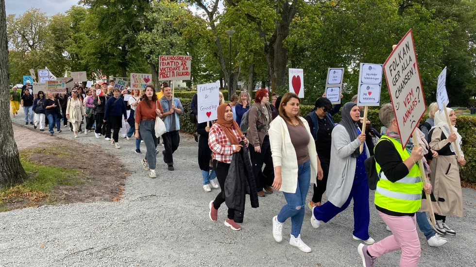 Folkbildningen har en solklar roll i samhället, skriver debattörerna som inför nästa år vill värna länets folkhögskolor. Bilden är från en demonstration utförd av elever och personal från Gamleby folkhögskola tidigare i höst.