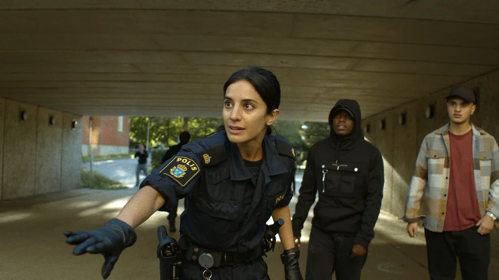 Sara Shirpey spelar polisen Sibel i "Taelgia". Pressbild.