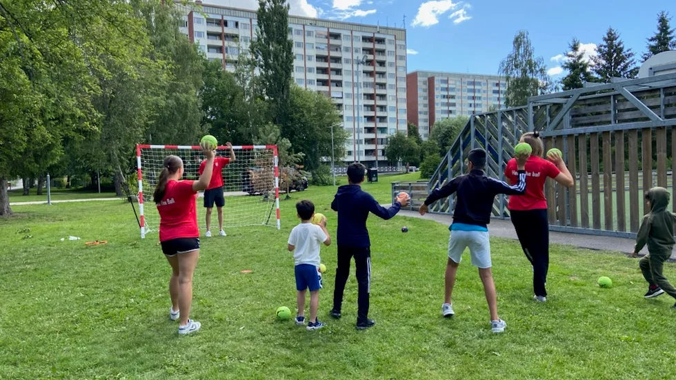 Hand the Ball i Årby. Sammanlagt har Eskilstuna Guif arrangerat 28 tillfällen där unga i Eskilstuna fått testa på handboll gratis.