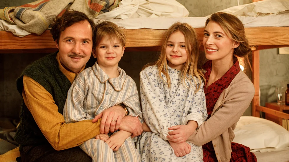 Bild från inspelningen av Jul med Astrid Lindgren, där gotländska skådespelaren Vilhelm Blomgren spelar pappan, Ingmar Grip och Cornelia Dahl spelar barnen och Cecilia von der Esch spelar mamman.
