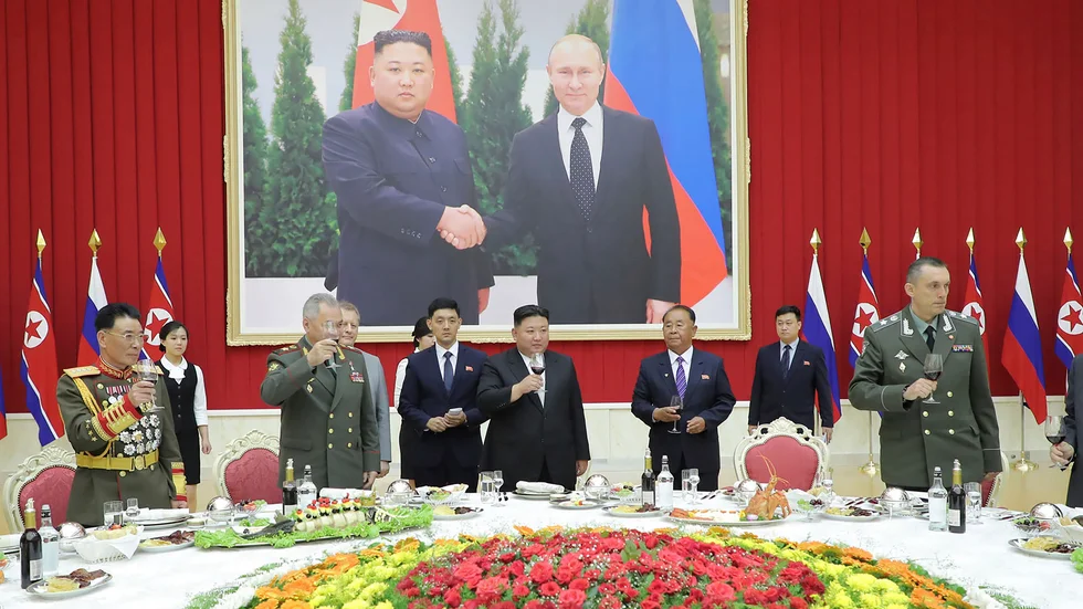 På denna bild som Nordkoreas regering tillhandahållit ses Kim Jong Un och Rysslands försvarsminister Sergej Shoigu under dennes besök i Pyongyang i juli. Arkivbild.
