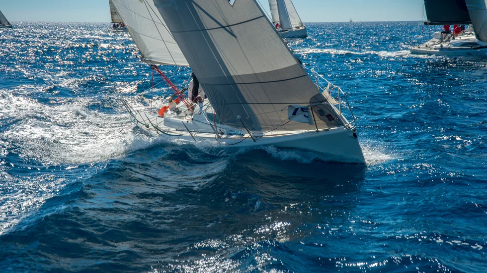 31 båtar anmälda. På lördag arrangeras en regatta i Västerviks kommun. Tävlingsmomentet är dock inte fokus den här helgen. "Vi vill skapa ett trevligt evenemang för hela familjen", säger Mikael Andersson som representerar arrangörerna.